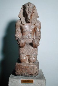 Kniende Statue von Amenhotep II (1427-1392 v. Chr.) mit Weinopfern, aus Theben, Neues Reich, ca. 1450-1425 v. Chr.