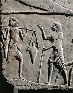 Leben in einem Militärlager: Wasserträger erhält Befehle von einem Offizier, Relief aus dem Grab von Horemheb in Saqqara (Detail)