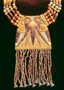 Halskette mit Mondamulett, aus dem Grab von Tutanchamun, Neues Reich (Detail) von Egyptian 18th Dynasty