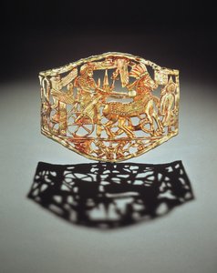 Durchbrochene Plakette oder Schnalle, die die triumphale Rückkehr des Königs mit Gefangenen zeigt, aus dem Grab von Tutanchamun, Neues Reich