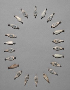 Blütenförmige Perlen, ca. 1391-1353 v. Chr. von Egyptian 18th Dynasty