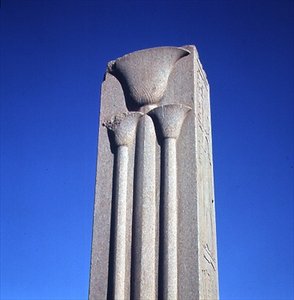 Säule mit stilisierten Lotusblüten, aus dem Komplex des Großen Tempels von Amun, Neues Reich