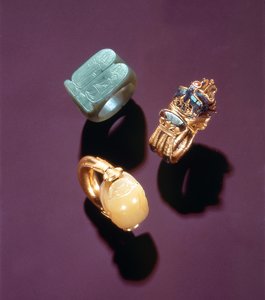 Drei Ringe, aus dem Grab von Tutanchamun (ca. 1370-1352 v. Chr.) Neues Reich (Gold)
