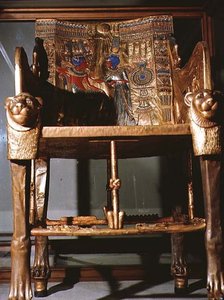 Thron von Tutanchamun, der König sitzt und die Königin bietet ihm eine Vase an, aus dem Grab von Tutanchamun im Tal der Könige in Theben, ca. 1361-52 v. Chr.