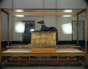 Schatz des Tutanchamun, Holzstatue des Schakalgottes Anubis auf einer vergoldeten Truhe aus dem Neuen Reich von Egyptian 18th Dynasty