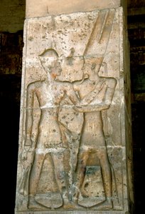 Alte ägyptische Kunst: Flachrelief an der Säule des Tempels von Sethos I. (Sety oder Seti I)