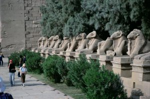 Allee von widderköpfigen Sphinxen entlang des Prozessionswegs zum Großen Tempel von Amun, Neues Reich