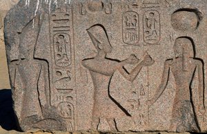 Block mit Reliefs und Inschriften von Ramses II., Großer Tempel des Amun, Tanis, Ägypten, ägyptische Zivilisation, Neues Reich, 19. Dynastie von Egyptian 19th Dynasty