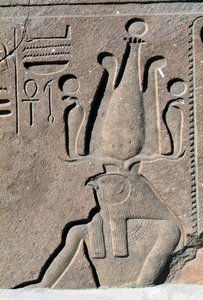 Block mit Reliefs und Inschriften von Ramses II, Großer Tempel des Amun, Tanis, Ägypten, Neues Reich, Dynastie XIX von Egyptian 19th Dynasty