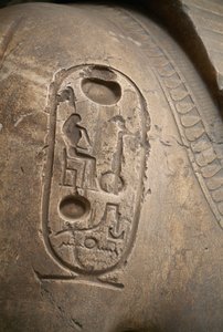 Kartusche am Arm, Gravur vom Koloss von Ramses II, Memphis (UNESCO-Welterbeliste) von Egyptian 19th Dynasty