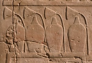 Detail eines Reliefs, das Krüge und Lotusblumen zeigt von Egyptian 19th Dynasty