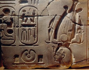 Ägypten, Luxor, Antikes Theben, Assasif-Tal, Fragment eines Reliefs, das Ramses II. und Kartuschen darstellt von Egyptian 19th Dynasty
