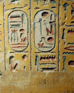 Ägypten, Luxor, Altes Theben, Assasif-Tal, Wandfragment des von Ramses II. erbauten Tempels mit den Kartuschen des Pharaos von Egyptian 19th Dynasty