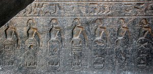 Ägyptische Antiquität: Detail eines Reliefs, das die Embleme der von Pharao Ramses II. (1292-1186 v. Chr.) eroberten Gebiete darstellt. Tempel von Luxor. Ostufer (Theben), Ägypten von Egyptian 19th Dynasty