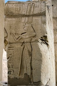 Ägyptische Antiquität: Detail von Reliefs, die die Göttin Hathor darstellen, die Sistren in ihren Händen hält, Begräbnistempel, der dem Pharao Ramses II. (1279-1213 v. Chr.) gewidmet ist, Standort des Ramasseum (Ramesseum) in Luxor, Ägypten