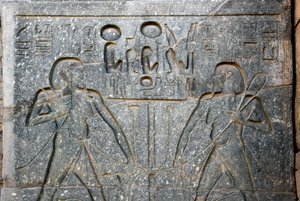 Ägyptische Antike: Detail des Sockels der Statue von Pharao Ramses II. (1292-1186 v. Chr.), das die Vereinigung von Ober- und Unterägypten darstellt. Tempel von Luxor. Ostufer (Theben), Ägypten von Egyptian 19th Dynasty
