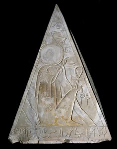 Ägyptische Antiquität: Pyramidenspitze der Kapelle von Ramose, dekoriert mit der Darstellung von Re-Atum. 19. Dynastie. Deir el-Medineh. Turin, Ägyptisches Museum von Egyptian 19th Dynasty
