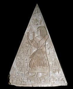 Ägyptische Antiquität: Pyramidenspitze der Kapelle von Ramose, dekoriert mit der Darstellung von Ra-Harachte von Egyptian 19th Dynasty