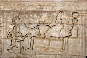 Ägyptische Antiquität: Relief, das Pharao Ramses II. vor den Gottheiten der thebanischen Triade, Amon, Mut und Khonsu darstellt; Totentempel von Ramses II., Ramesseum, Luxor, Ägypten von Egyptian 19th Dynasty