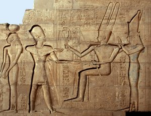 Ägyptische Antike: Relief, das Pharao Ramses II. vor zwei Gottheiten der thebanischen Triade, Amon und Mut, darstellt; Totentempel, der dem Pharao Ramses II. (1279-1213 v. Chr.) gewidmet ist, Standort Ramasseum in Luxor, Ägypten. von Egyptian 19th Dynasty