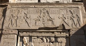 Ägyptische Antike: Ansicht des Architravs, der die Darstellung von Pharao Ramses II. ehrt den Gott Amon und Hieroglyphen schmückt, Tempel von Pharao Ramses II. (1292-1186 v. Chr.) in Luxor. Ostufer (Theben), Ägypten von Egyptian 19th Dynasty