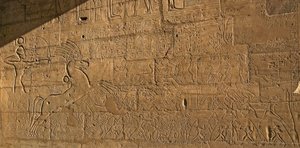 Ägyptische Antiquitäten: Ansicht der Reliefs, die die Taten von Ramses II während der Schlacht von Qadesch im Jahr 1274 v. Chr. feiern, Totentempel, der dem Pharao Ramses II gewidmet ist von Egyptian 19th Dynasty