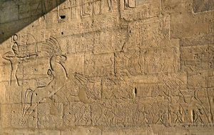 Ägyptische Antike: Ansicht der Reliefs, die die Taten von Ramses II. während der Schlacht von Qadesh im Jahr 1274 v. Chr. feiern, Gedenktempel, der dem Pharao Ramses II. (1279-1213 v. Chr.) gewidmet ist, Standort Ramasseum in Luxor, Ägypten.