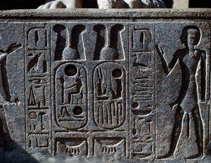 Hieroglyphen, Detail des Hufs der kolossalen Statue des Königs, Ramesses II Hof, Tempel des Amun (Unesco-Welterbeliste) von Egyptian 19th Dynasty