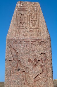 Obelisk mit Reliefs und Inschriften von Ramses II., Großer Tempel des Amun, Tanis, Ägypten, ägyptische Zivilisation, Neues Reich, 19. Dynastie