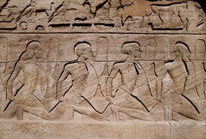 Gefangene, die die Siege des Pharao Ramses II. darstellen, Basrelief am Eingang des großen Tempels von Ramses II., Ägypten, Abu Simbel von Egyptian 19th Dynasty