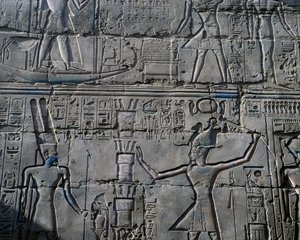Königin Hatschepsut vor Gott Amun, Detail von Szenen der Opfergaben an die Götter, Relief, Innenwände der Großen Hypostylhalle, Karnak-Tempelkomplex (Unesco-Welterbeliste) von Egyptian 19th Dynasty