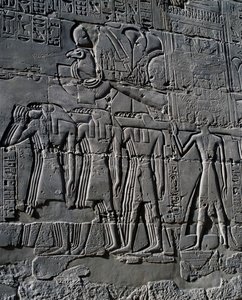 Ramses II vor dem heiligen Boot, Relief, Innenwände der Großen Hypostylhalle, Karnak-Tempelkomplex (Unesco-Welterbeliste) von Egyptian 19th Dynasty