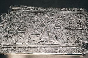 Relief von Ptahotep und Tauseret aus Saqqara, das Paar erhält Angebote von ihrem ältesten Sohn Amenheb und anderen Kindern