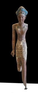 Statue des Souveräns mit Ramessiden-Kopfschmuck und dem vorderen Lendenschurz