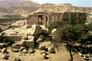 Ansicht von der Spitze des ersten Pylons, die den gefallenen Koloss von Ramses II. (1279-1213 v. Chr.) im ersten Hof zeigt, Neues Reich von Egyptian 19th Dynasty
