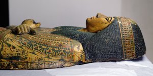 Detail des äußeren Sargdeckels der Mumie von Nesyamun, möglicherweise gefunden in Deir El-Bahri, Neues Reich, ca. 1100 v. Chr. (bemaltes Holz) von Egyptian 20th Dynasty