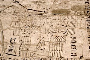 Ägyptische Antiquität: Detail der Reliefs des ersten Pylons, die die Gefangennahme von Kämpfern der Seevölker, Feinde von Ramses III, darstellen. Totentempel von Ramses III (1187-1156 v. Chr.). Luxor, Medinet Habou, Ägypten von Egyptian 20th Dynasty