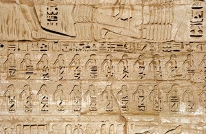 Ägyptische Antike: Detail der Reliefs des ersten Pylons, die die Embleme der von Pharao Ramses III. eroberten Städte darstellen. Totentempel von Ramses III. (1187-1156 v. Chr.). Luxor, Medinet Habu, Ägypten von Egyptian 20th Dynasty