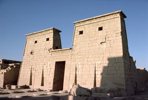 Südliche Fassade und Pylon des Tempels von Khonsu, Neues Reich, ca. 1100 v. Chr.