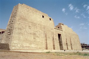 Ansicht des ersten Pylons des Totentempels von Ramses III. (ca. 1184-1153 v. Chr.) Neues Reich