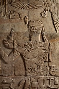 Relief auf einem Schrein, errichtet von Pharao Taharqa im Hof des von ihm erbauten Tempels von Amun in Kawa in Nubien, 25. Dynastie, Spätzeit, 690-64 v. Chr. (Detail) von Egyptian 25th Dynasty