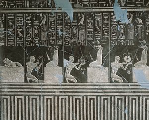Doleritrelief von Nektanebo I., König, der Dämonen Geschenke anbietet, aus Heliopolis im Tempel von Atum