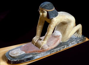 Ägyptische Antike: „Ägypter, der Getreide zerkleinert, um Brot zu machen“ Figur. 5. Dynastie. 2400 v. Chr. Florenz, Museo Archeologico von Egyptian 5th Dynasty