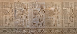 Ägyptische Antiquität: Prozession der Gottheiten - Detail der Ostwand des Tempels der Göttin Hathor in Denderah, Ägypten - Ägyptische Zivilisation: Prozession der Gottheiten, geschnitzt an der Wand des Hathor-Tempels in Denderah, erbaut unter der von Egyptian 6th Dynasty