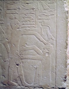 Relief, das eine Beschneidungsszene darstellt, aus der Mastaba von Ankh-Ma-Hor 