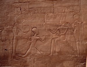 Ägyptische Antiquität: Relief, das die Wände des Tempels von Karnak (Karnac), Ägypten, schmückt. von Egyptian Egyptian