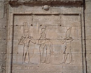 Ägyptische Antike: Blick auf die Flachreliefs des Tempels der Göttin Hathor in Denderah von Egyptian Egyptian