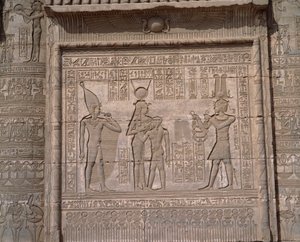 Ägyptische Antike: Ansicht der Flachreliefs des Tempels der Göttin Hathor in Denderah von Egyptian Egyptian