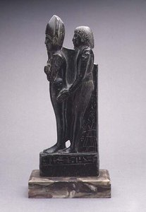 Gruppe eines Mannes, der eine Darstellung von Osiris präsentiert