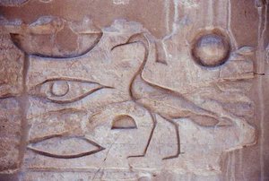 Hieroglyphen von einer Säule, Luxor-Tempel von Egyptian Egyptian
